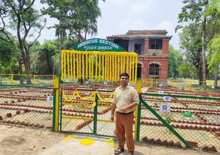 নিজের স্বপ্নের জবা বাগানের সামনে দীপ চক্রবর্তী