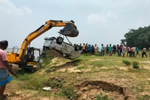 কাঠের সেতু থেকে নিয়ন্ত্রণ হারিয়ে দামোদরের জলে পড়ল মারুতি ভ্যান! কাঠের সেতু থেকে নিয়ন্ত্রণ হারিয়ে দামোদরের জলে পড়ল মারুতি ভ্যান!