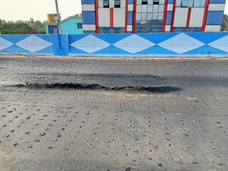 উড়ালপুলের রাস্তার পিচ বসে যাচ্ছে