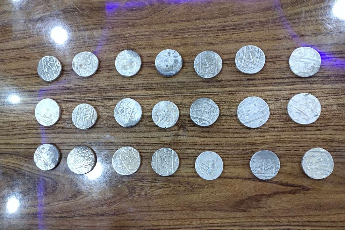জিয়াগঞ্জে উদ্ধার হওয়া ২৮টি রুপোর মুদ্রা 