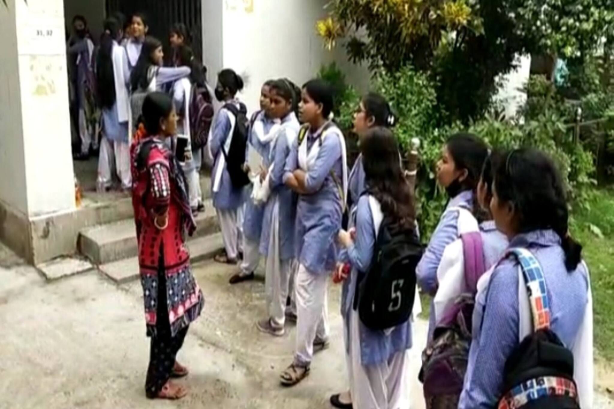 সমস্যায় মাধ্যমিক স্কুল থেকে উত্তীর্ণরা