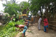 চাঁদা তুলে গ্রামবাসীরাই হাত লাগালেন রাস্তা তৈরিতে চাঁদা তুলে গ্রামবাসীরাই হাত লাগালেন রাস্তা তৈরিতে