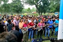 খোলা ময়দানে নতুন প্রজন্মের ছেলেমেয়েরা খালি গলায় গাইলেন গান খোলা ময়দানে নতুন প্রজন্মের ছেলেমেয়েরা খালি গলায় গাইলেন গান