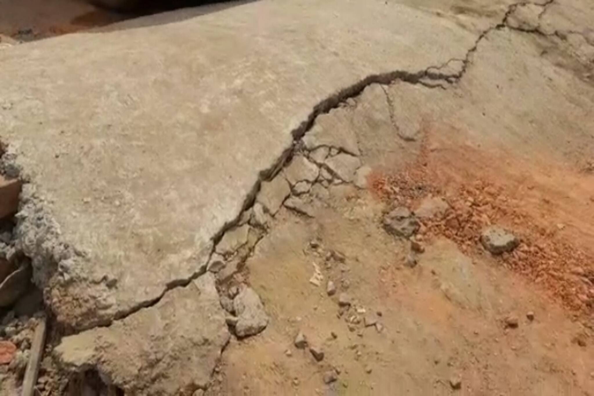 তৈরির মাত্র কয়েকদিনেই ভাঙল কালভার্ট! নিমার্ণের মান নিয়ে উঠছে প্রশ্ন