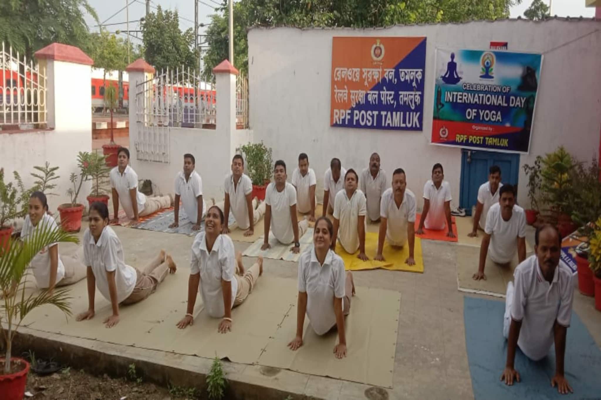 তমলুক আরপিএফ পোস্টে আধিকারিকরা যোগব্যায়ামে অংশগ্রহণ করল যোগ দিবস।