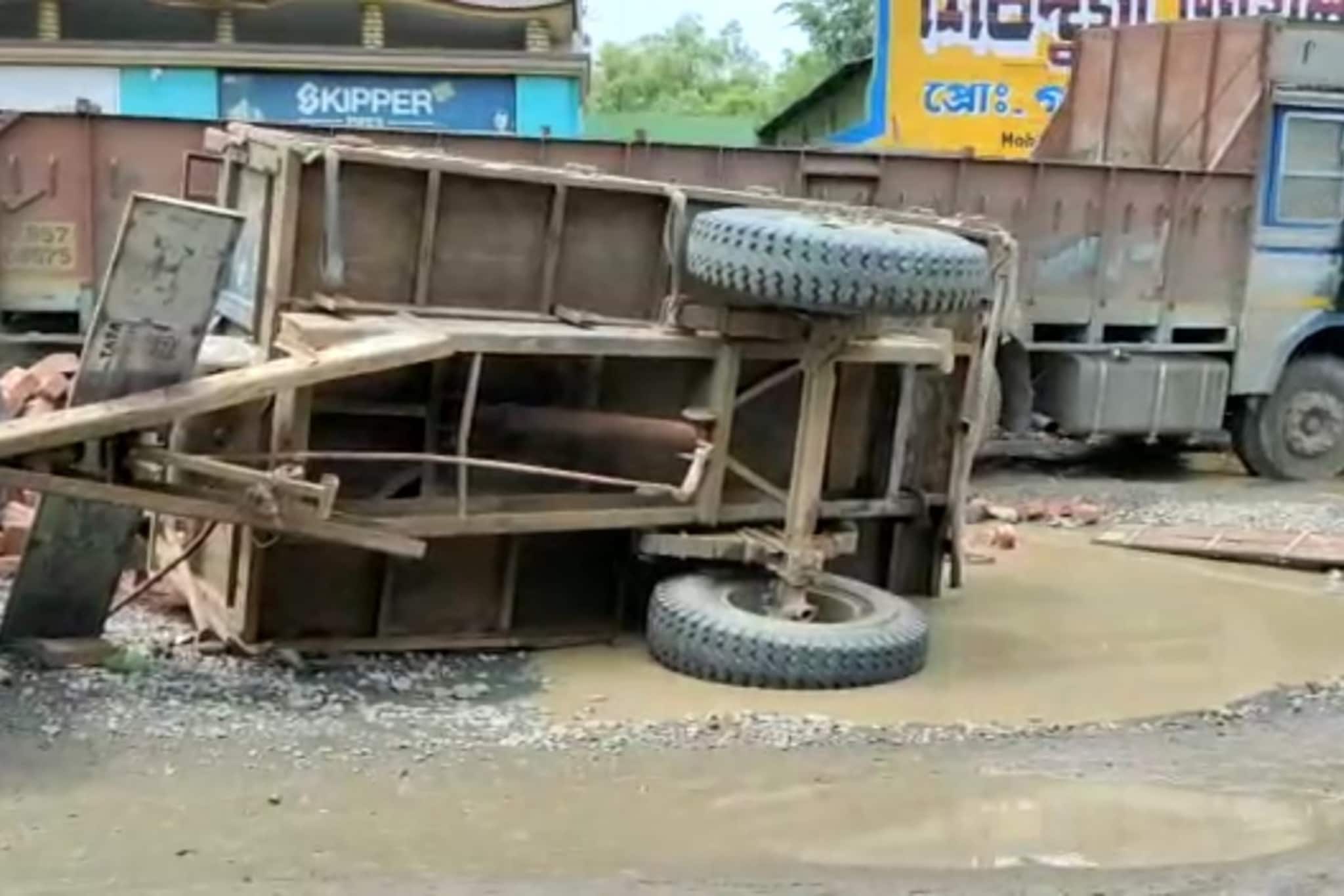 রাস্তায় যাওয়া যায় না, এমনই পরিস্থিতি মহম্মদবাজার
