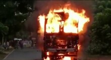 বাইক লরির মুখোমুখি সংঘর্ষে মৃত্যু বাইক আরোহীর,দাউদাউ করে জ্বলছে আগুন