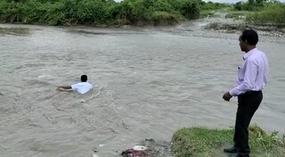 জলের তোড়ে ভেসে যাচ্ছেন কালচিনির বিডিও