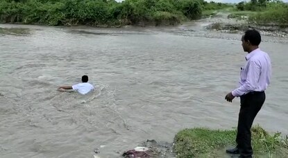 জলের তোড়ে ভেসে যাচ্ছেন কালচিনির বিডিও