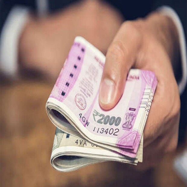 প্রথমে মহার্ঘ ভাতা (Dearness allowance), তারপরে এইচআরএ (HRA) ও টিএ (TA) বৃদ্ধির পরেই মেগা ধামাকা আসতে চলেছে ৷ প্রতীকী ছবি ৷