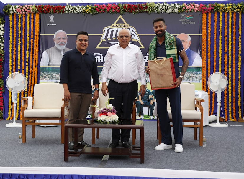 একটা জ হার্দিক পান্ডিয়াকে গুজরাটের রাজা করে দিয়েছে প্রায়। গুজরাটের মানুষের অফূরান ভালবাসা পাচ্ছেন ভারতীয় অলরাউন্ডার।