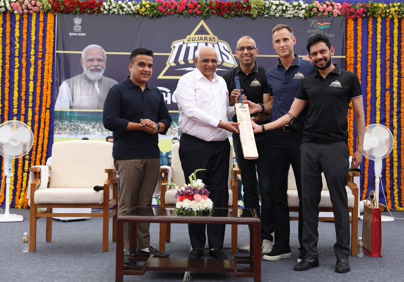 খোদ রাজ্যের মুখ্যমন্ত্রীর  হাত থেকে সংবর্ধনা, এত সম্মান! পান্ডিয়ারা যেন আরও উঁচু কোনও আকাশের তারা হলেন।