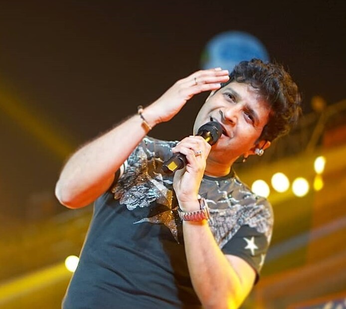 অনেকেই হয়তো জানেন না, কেকে বলিউডে নিজের জায়গা তৈরির আগে সাড়ে তিন হাজারেরও বেশি জিঙ্গল গেয়েছিলেন। একবার কেকে একটি সাক্ষাত্কারে বলেছিলেন, হরিহরন দিল্লিতে তাঁর একটি প্রোগ্রাম দেখেন। তার পর   তিনিই তাঁকে মুম্বাইতে আসতে বলেছিলেন। কিছু সময় পর কেকে মুম্বাই চলে যান।
