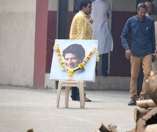 শেষ যাত্রায় কেকে, চোখের জলে প্রিয় গায়ককে বিদায় জানালেন তারকারা