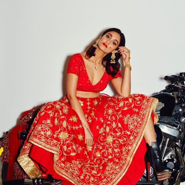 নাকে টানা নথ৷ কানে ভারী ঝোলা দুল৷ উন্মুক্ত বক্ষ বিভাজিকার সঙ্গে ভারী বুট৷ অন্যরকম কনের সাজে ইলিয়ানা৷