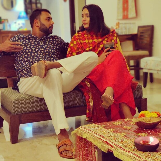 দিওয়ালির সাজে ফ্রেমবন্দি স্টুয়ার্ট ও ময়ন্তী