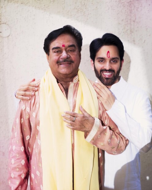 শত্রুঘ্ন সিনহার জন্মদিনে এই ছবিটি শেয়ার করেছিলেন লাভ সিনহা। 