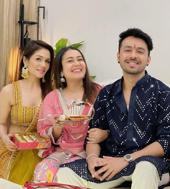 নেহা কক্করের জন্ম ১৯৮৮ সালে ৬ জুন উত্তরপ্রদেশের ঋষিকেশে। প্লেব্যাক সিঙ্গার সনু কক্করের ছোট বোন তিনি। তাঁদের একটা ভাইও রয়েছে, নাম টনি কক্কর। টনিও গায়ক।