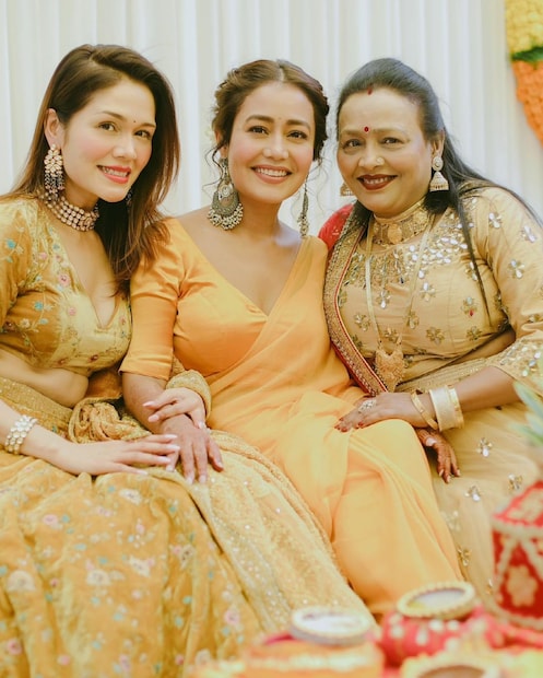 সনু, নেহা আর টনি- তিন ভাইবোনই উৎসবের সময় মন্দিরে ভজন গাইতেন। পরিবর্তে তাঁরা ৫০ টাকা করে পেতেন। বাড়ি ফিরে সেই টাকা তাঁরা মায়ের হাতে তুলে দিতেন।