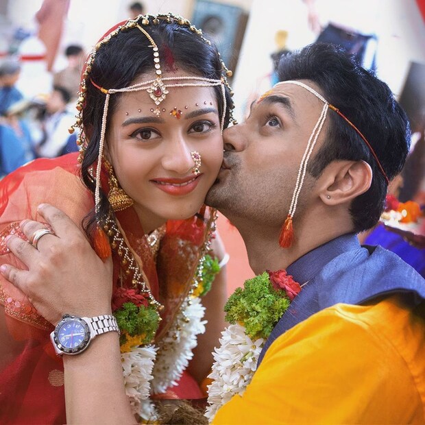 মরাঠি রীতিতে বিয়ের দিন ছিমছাম সাজে সেজেছিলেন অমৃতা
