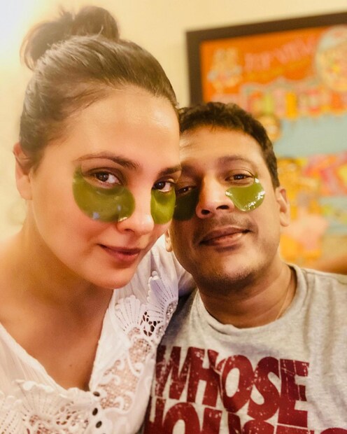 এই ছবি যেন তাঁদের দু’জনের মধ্যে চিরসবুজ প্রেমের পরিচয়