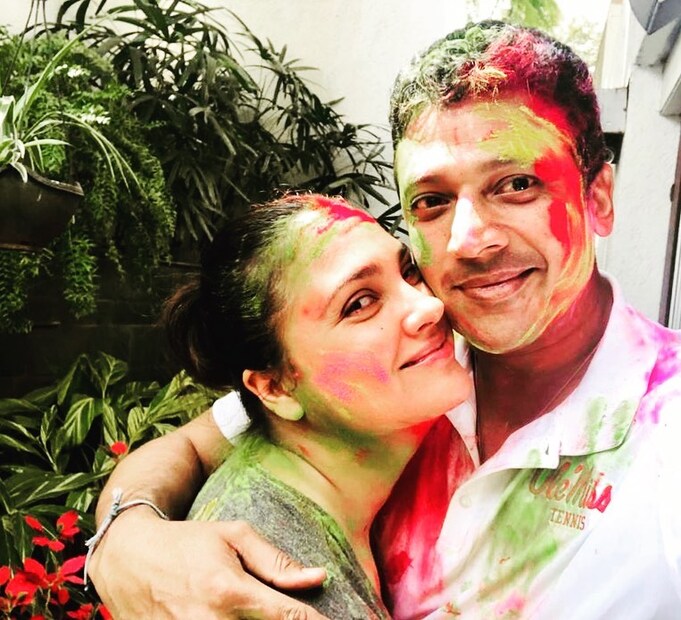 হোলির আনন্দে সম্পর্কের রঙের পরশ তাঁদের চোখেমুখে