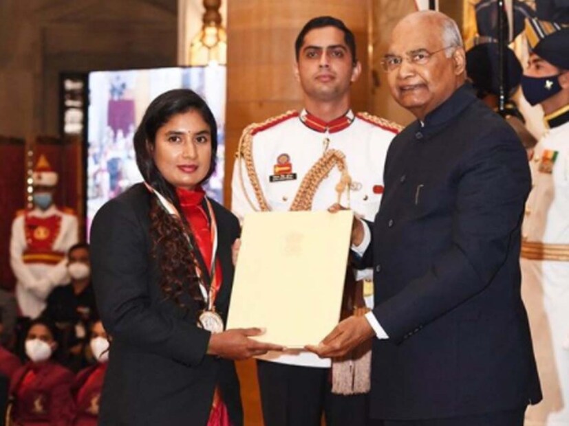 স্কুলে পড়ার সময় থেকেই দাদার সঙ্গে ক্রিকেট কোচিং শুরু করেন মিতালি রাজ। পরে রেল দল তাঁকে সুযোগ দেয়। এছাড়াও তিনি এয়ার ইন্ডিয়া এবং এশিয়া মহিলা একাদশ দলের হয়ে প্রতিনিধিত্ব করেছেন। দুই দশকেরও বেশি সময় ধরে খেলেছেন। 