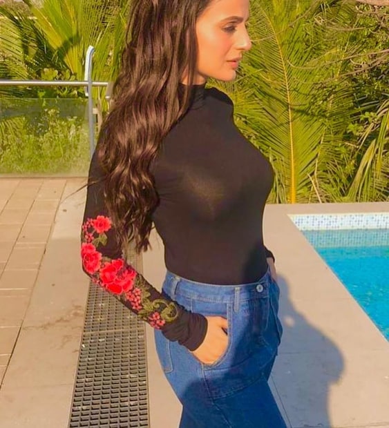 জিন্স ও কালো টপে তিনি আকর্ষণীয়া