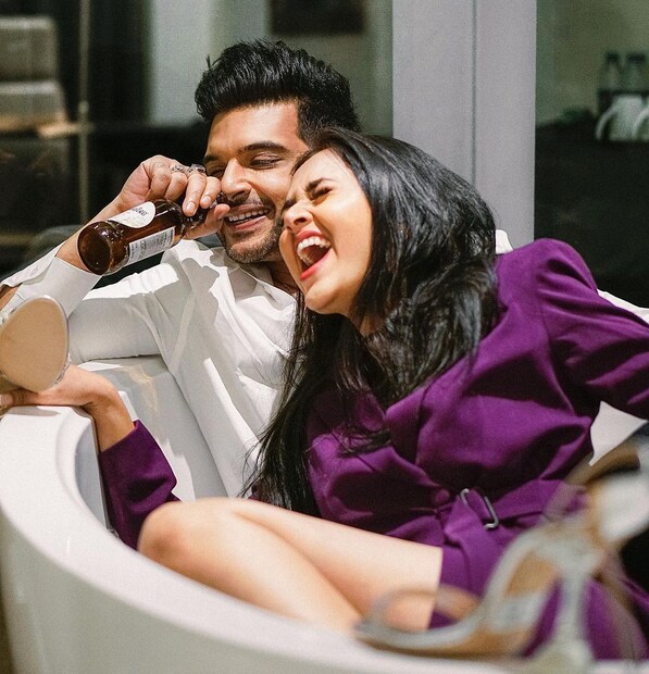 ঘনিষ্ঠ মুহূর্তে যুগলের দু’জনেই ধরা পড়েছেন অন্তরঙ্গ মুডে