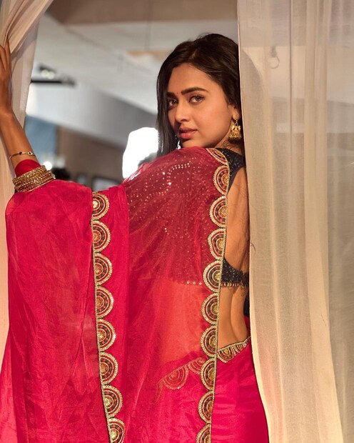 মসৃণ পিঠের সঙ্গে ঝুমকোর কম্বিনেশন৷ শাড়িতে মোহময়ী তেজস্বী