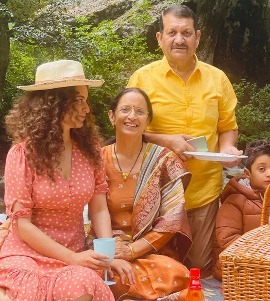 পরিবারের সঙ্গে পিকনিকের আনন্দে। 