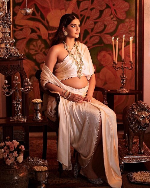 স্যাটিন শাড়িতে মোহময়ী সাজ সোনমের। 