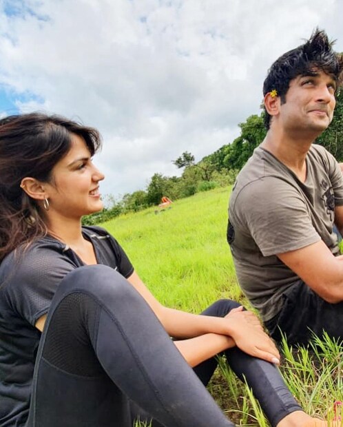 খুনসুটির মুহূর্তে। সবুজ ঘাসে রিয়া ও সুশান্তের অবসর যাপন। 