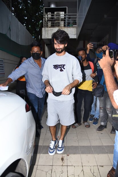 পাপারাজ্জি ও অনুরাগীদের মাঝে ক্যামেরাবন্দি শাহিদ কাপুর। 