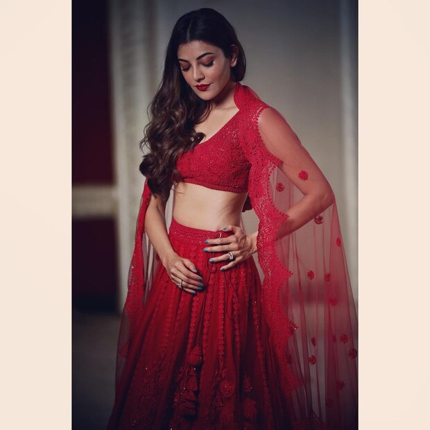লাল লেহঙ্গায় মোহময়ী নায়িকার রূপ। 