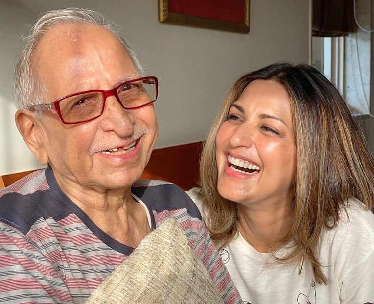 *বাবার সঙ্গে আদুরে ছবিটি শেয়ার করেছেন অভিনেত্রী সোনালী বেন্দ্রে। (Image: Instagram)