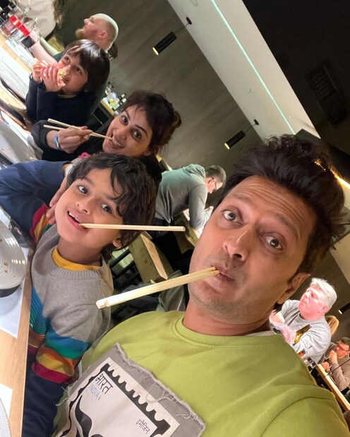 *জেনেলিয়া ডিসুজা শেয়ার করে নিয়েছেন রীতেশ এবং দুই ছেলের সঙ্গে কাটানো মুহূর্তের ছবি। (Image: Instagram)