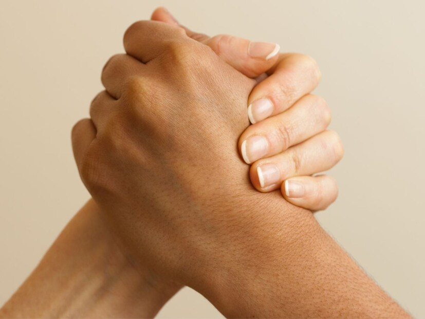 প্রতারক মানুষ: যারা আপনার সামনে আপনার শুভাকাঙ্খী, কিন্তু আপনার পিছনে আপনার খারাপ করে বা আপনার সাথে খারাপ করতে পিছপা হয় না। সেই মানুষদের থেকেও দূরে থাকতে হবে। এই ধরনের লোকেরা যেকোন সময় আপনার ক্ষতি করতে পারে এবং সমাজে আপনার ভাবমূর্তি ক্ষুণ্ন করতে পারে।Image/Canva