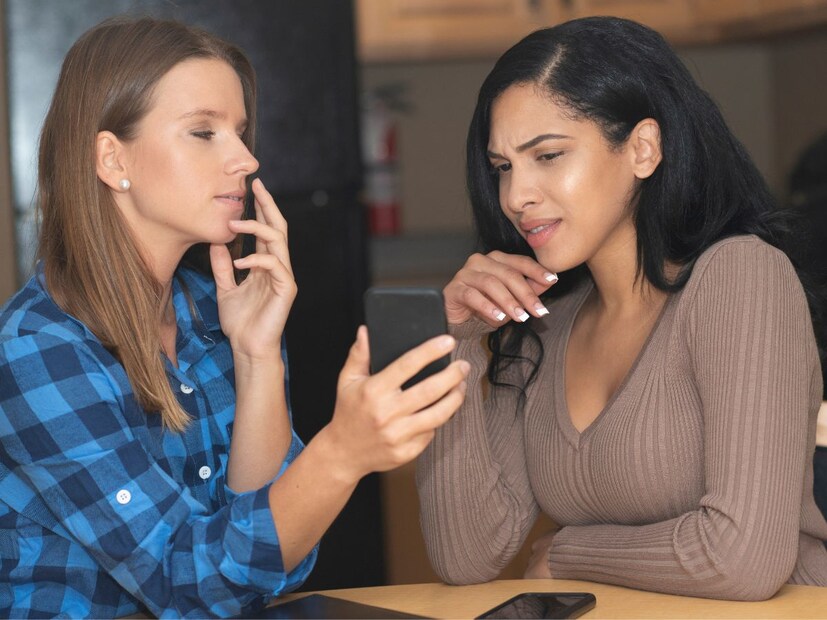 যারা নিজেদের কথার দাম রাখে না: যারা সবসময় আপনার হ্যাঁ-তে হ্যাঁ বলে বা যে কোনও কিছুর জন্য আপনাকে বড় প্রতিশ্রুতি দেয়। আপনারও উচিত এই ধরনের লোকদের থেকে যথাযথ দূরত্ব বজায় রাখা, কারণ এই ধরনের লোকেরা সময় হলে আপনার কাজে আসে না এবং তারা প্রয়োজনের সময় তাদের প্রতিশ্রুতি থেকে ফিরে যায়। Image/Canva