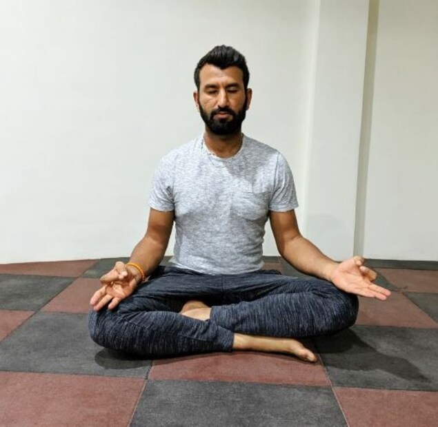 ভারতীয় টেস্ট দলের ব্যাটার চেতেশ্বর পুজারা  (Cheteshwar Pujara)  যোগাভ্যাস করলেন সাতসকালে।