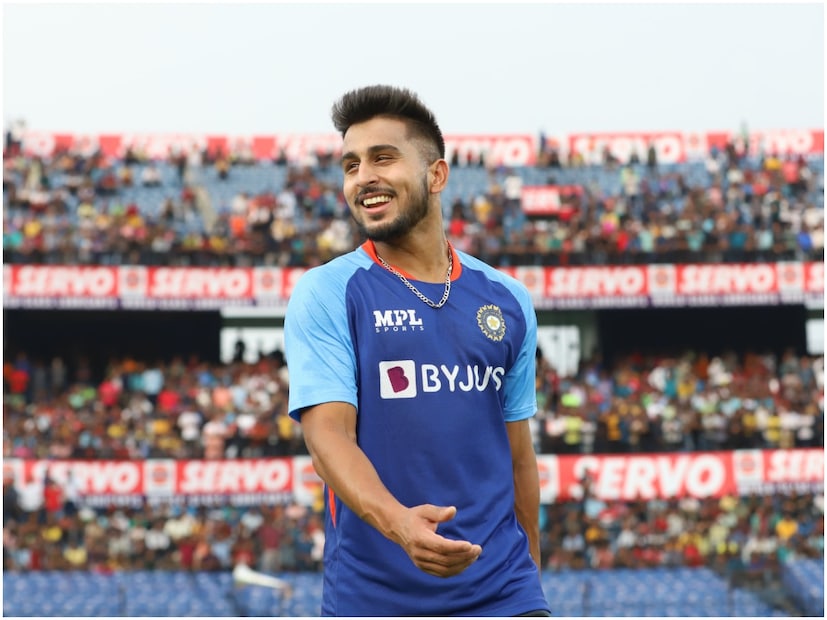 প্রাক্তন ক্রিকেটাররা উমরান মালিককে ভারতীয় দলে সুযোগ দেওয়ার দাবি জানিয়েছিলেন। ভারতীয় স্কোয়াডে সুযোগ পেলেন উমরান। কিন্তু একটা গোটা সিরিজ বেঞ্চে বসেই কাটিয়ে দিলেন।