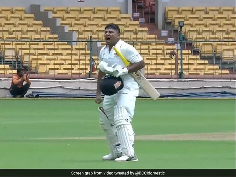 জাতীয় দলে সুযোগ পাননি। চোট, অফ ফর্ম, অনেক কিছুই তাঁর জন্য সমস্যা তৈরি করেছিল। কিছুদিন আগে দিলীপ বেঙ্গসরকার প্রশ্ন তুলেছিলেন, সরফরাজ পারফর্ম করেও কেন জাতীয় দলে সুযোগ পাবেন না!