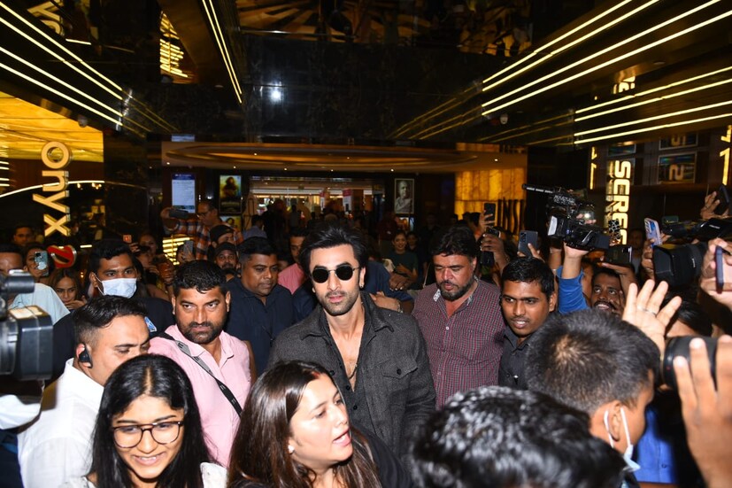 'শামসেরা' ছবির ট্রেলার লঞ্চের অনুষ্ঠানে রণবীর কপূর। ভিড় জমে গিয়েছে তাঁকে ঘিরে।