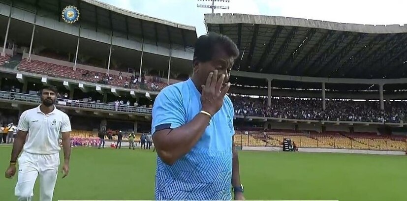 মধ্যপ্রদেশ রঞ্জি ট্রফির শিরোপা জেতার পর আবেগপ্রবণ হয়ে পড়েন দলের কোচ চন্দ্রকান্ত পণ্ডিত। মাঠে নামার পর তাঁক চোখ থেকে জল গড়িয়ে পড়ছিল। মধ্যপ্রদেশের ক্রিকেটাররা তাঁকে কাঁধে তুলে নেন। আবেগ ধরে রাখতে পারেননি কড়া কোচ পণ্ডিত।