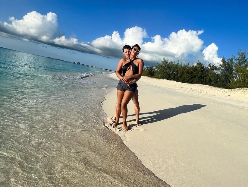 *Turks and Caicos Islands-এ রোম্যান্টিক মুড়ে নিক-প্রিয়াঙ্কা। প্রিয়াঙ্কার পরনে সাহসী বিকিনি টপ, সঙ্গে পরেছেন ব্ল্যাক হট প্যান্ট। শর্টসে হ্যান্ডসাম হাঙ্ক নিক জোনাস। (Image: Instagram)