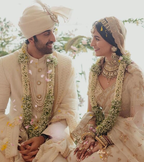 আলিয়া একটি ছবি শেয়ার করেছেন, যেখানে দেখা যাচ্ছে তাঁর সোনোগ্রাফি চলছে। পিছন ফিরে সেই সোনোগ্রাফি দেখছেন রণবীর কাপুর। 