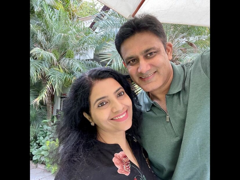 অনিল কুম্বলের মেয়ে আরুণীর বয়স ২৮ বছর। তিনি পেশায় একজন চার্টার্ড অ্যাকাউন্ট্যান্ট (CA)। অরুণি লন্ডনের ইম্পেরিয়াল কলেজ থেকে স্নাতক হয়েছেন। তিনি ব্যাঙ্গালোর থেকে স্কুলিং করেন। যদিও আরুণী কুম্বলের স্ত্রীর প্রথম পক্ষের সন্তান।