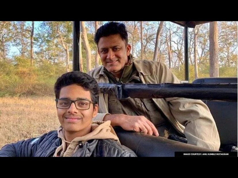 মায়াস কুম্বলে প্রাক্তন ভারতীয় স্পিনার অনিল কুম্বলের ছেলে। ২০০২ সালে জন্মগ্রহণ করেন তিনি। মায়াস ব্যাঙ্গালোরের ইন্টারন্যাশনাল স্কুল ব্যাঙ্গালোরে পড়াশোনা করেন এবং ওয়াইল্ড ফটোগ্রাফির শেখেন।