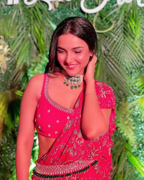 সাবেকি সাজে মোহময়ী রূপে জসমিন। 