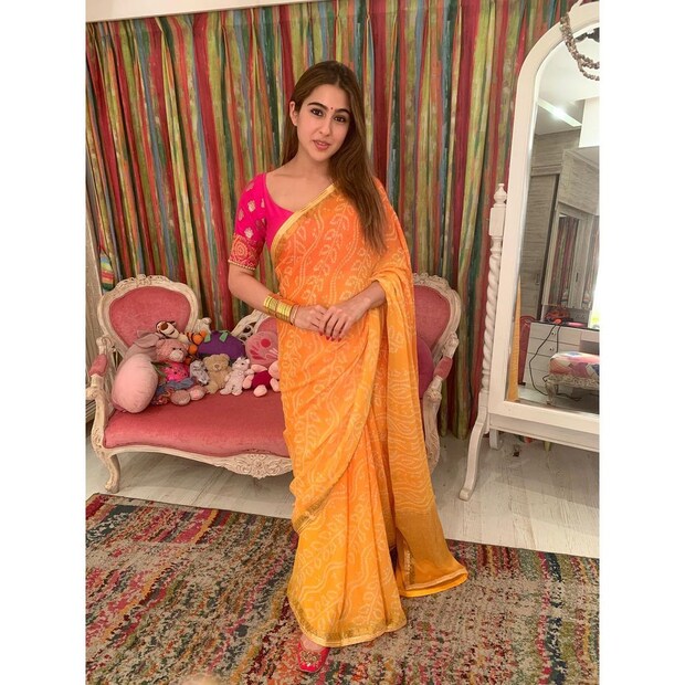 কমলা শাড়িতে সারা। 